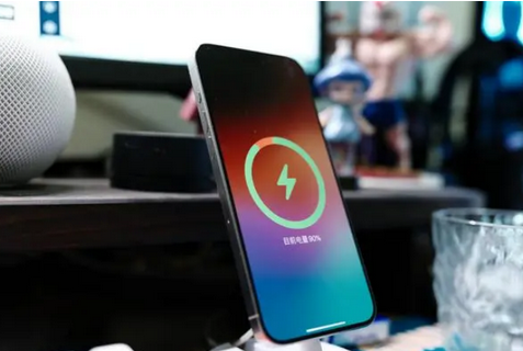 新城街道苹果15换屏服务分享用什么充电器给iPhone15充电更好 
